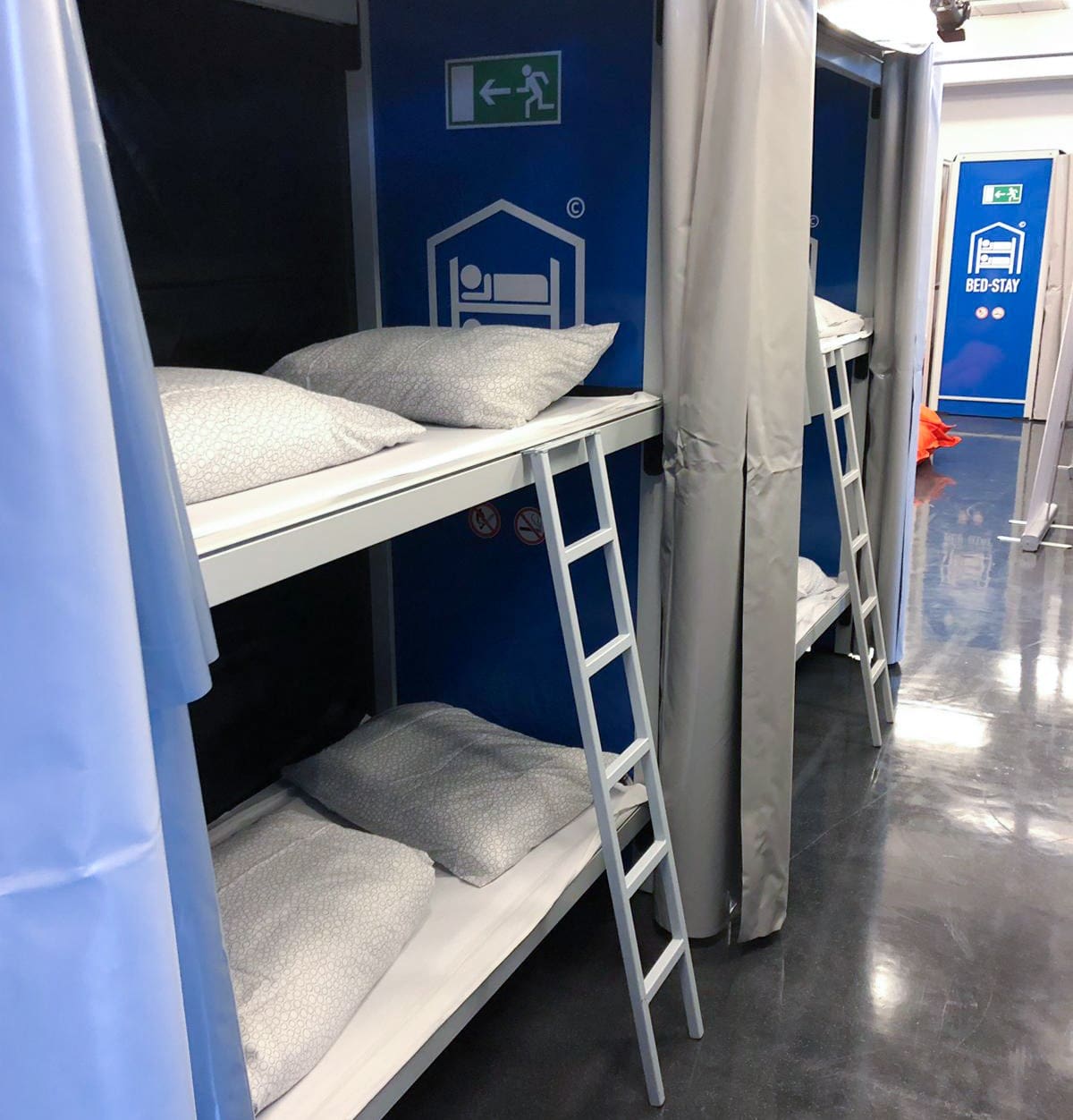 Bed-Stay_Tomorrowland_Crew-office_ (1) (jpg)